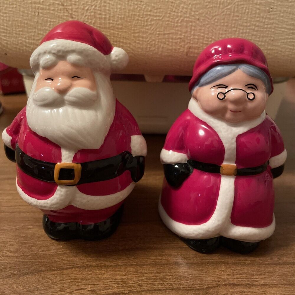 Publix Seasons Greetings Collectible Christmas Santa  Mrs Salt & Pepper Shakers